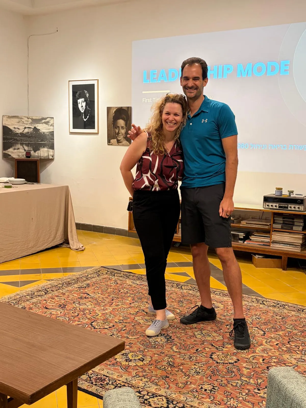 עירית שחר ורועי סעדון בסיום מפגש, על המסך שקף Leadership Mode