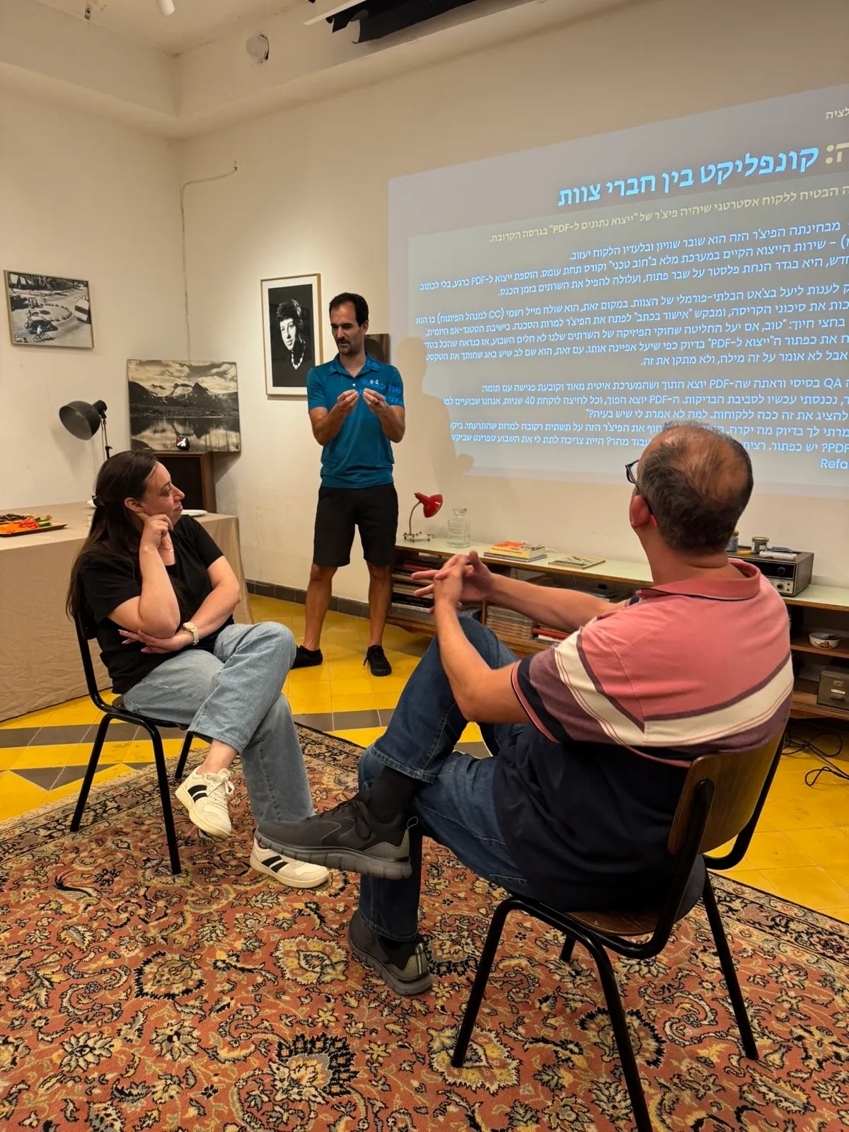 רועי סעדון מנחה שיח על ניהול קונפליקטים מול משתתפים בהצלמניה